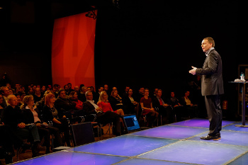 Georg Wawschinek: "Sie können noch so authentisch sein – wenn Sie Ihr Publikum mit vollgeschriebenen PowerPoint-Folien in den Schlaf lullen, hilft Ihnen das jedoch auch nicht mehr."